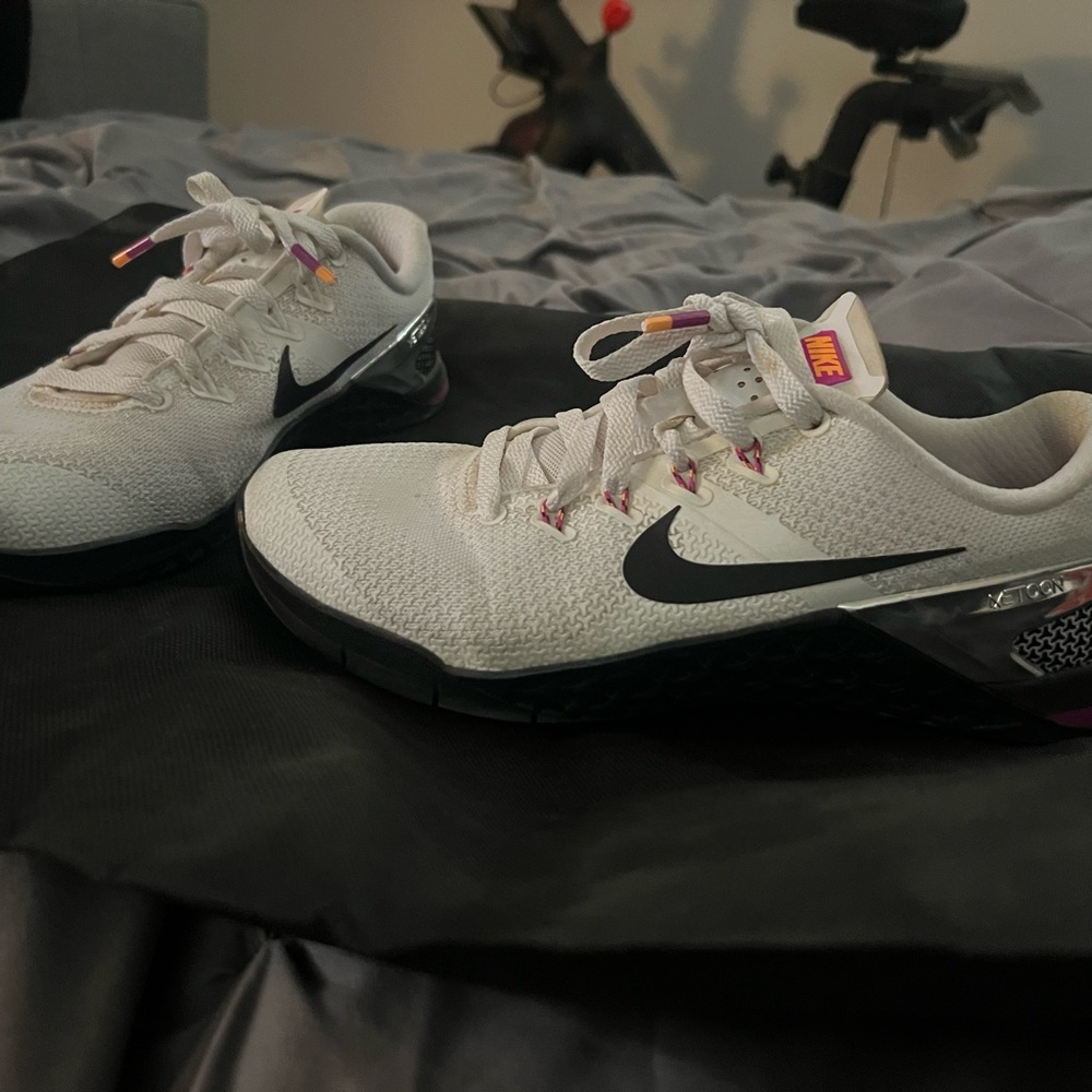 Nike Women's White and Black Athletic Shoes